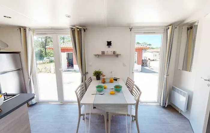 Camping Mobil-home Confort 6 Personnes *